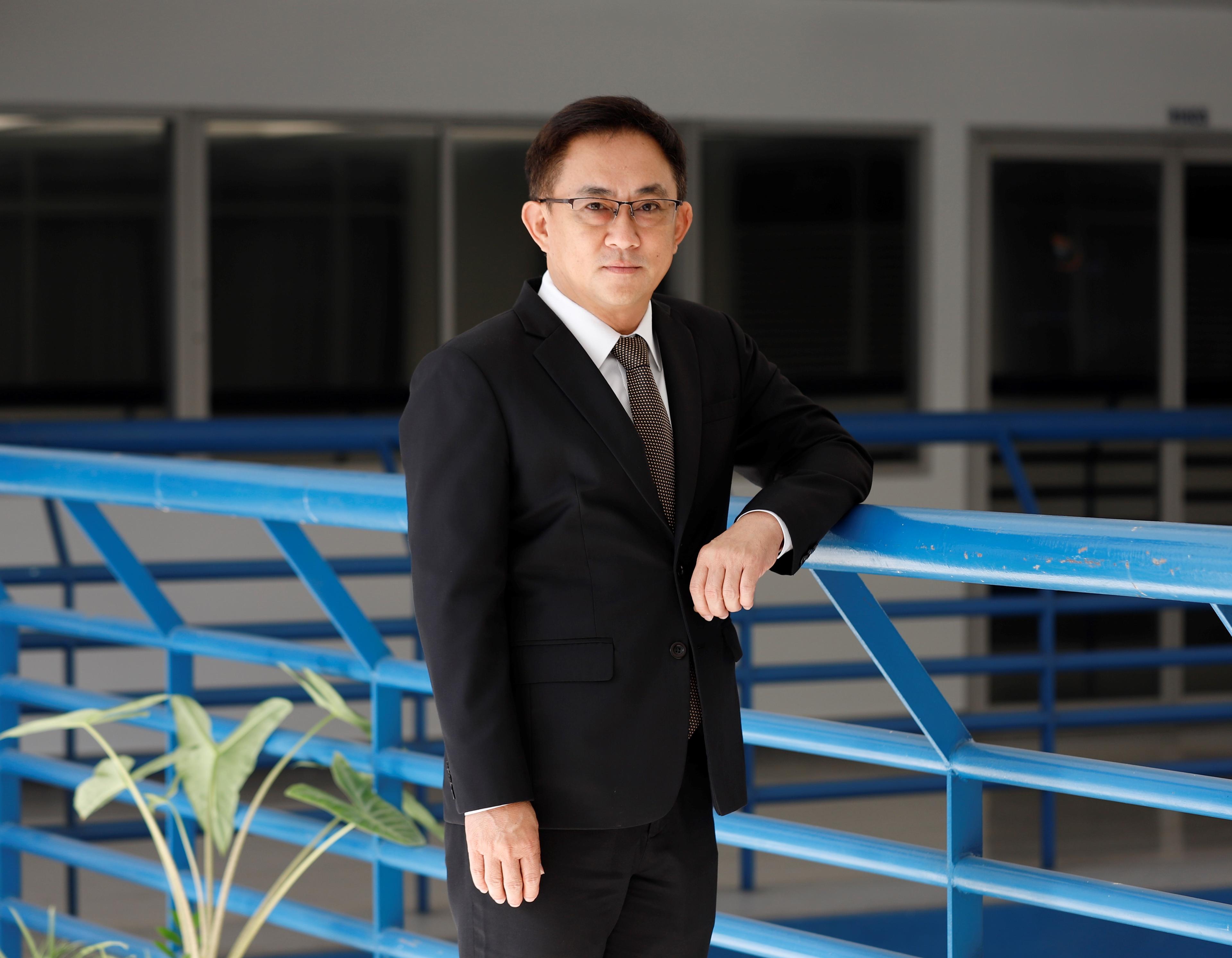 <p>นายพูนพงษ์ นัยนาภากรณ์ ผู้อำนวยการสำนักงานนโยบายและยุทธศาสตร์การค้า (สนค.) เผยทิศทางพัฒนาการของตลาดค้าปลีกอีคอมเมิร์ซในภูมิภาคเอเชียตะวันออกเฉียงใต้ (South East Asia: SEA) ซึ่งเป็นตลาดศักยภาพที่เติบโตอย่างต่อเนื่อง เป็นโอกาสขยายบริการโลจิสติกส์ให้เติบโตรองรับความต้องการบริโภคที่หลากหลายมากขึ้น</p>

<p>&nbsp; &nbsp; &nbsp; &nbsp; &nbsp; &nbsp; &nbsp; &nbsp; &nbsp; &nbsp; &nbsp; &nbsp;&nbsp;จากรายงานการศึกษาของบริษัท McKinsey ระบุว่า พาณิชย์อิเล็กทรอนิกส์ หรืออีคอมเมิร์ซ ในภูมิภาคเอเชียตะวันออกเฉียงใต้ ระหว่างปี 2560 &ndash; 2564 มียอดขายเติบโตสูงกว่าร้อยละ 40 ต่อปี โดยเฉพาะการค้าปลีกที่มีสัดส่วนเพิ่มขึ้นจากร้อยละ 5 เป็นร้อยละ 20 และคาดว่าในปี 2569 ตลาดอีคอมเมิร์ซ SEA จะมีมูลค่าราว&nbsp;2.3 แสนล้านเหรียญสหรัฐ&nbsp;หรือเติบโตกว่าร้อยละ 22 เทียบกับปี 2564 จุดเปลี่ยนที่ทำให้ธุรกิจอีคอมเมิร์ซใน SEA เติบโต อย่างก้าวกระโดด เกิดจากการที่ประชาชนเข้าถึงอินเทอร์เน็ต สมาร์ทโฟน และอุปกรณ์อิเล็กทรอนิกส์ต่าง ๆ ได้อย่างแพร่หลาย ตลอดจนการเข้าตลาดของแพลตฟอร์มอีคอมเมิร์ซ เช่น ลาซาด้า (Lazada) ช้อปปี้ (Shopee) โทโกพีเดีย (Tokopedia) ทิกิ (Tiki) และเซนโด (Sendo) ในประเทศต่าง ๆ โดยมีอัตราการเข้าถึงอีคอมเมิร์ซ (e-Commerce Penetration Rate) ในประเทศอินโดนีเซีย และสิงคโปร์ เฉลี่ยที่ร้อยละ 30 รองลงมา คือ ฟิลิปปินส์ ไทย และเวียดนาม เฉลี่ยที่ร้อยละ 15 ซึ่งอินโดนีเซียเป็นผู้ขับเคลื่อนหลักด้วยตลาดผู้บริโภคขนาดใหญ่ ทั้งนี้ อินโดนีเซีย และเวียดนาม แม้จะเป็นตลาดใหญ่ แต่มีการเติบโตแบบก้าวกระโดดเฉพาะในปี 2560 และ 2562 ขณะที่ไทยถือเป็นตลาดอีคอมเมิร์ซที่แข็งแกร่ง เนื่องจากมีอัตราการเติบโตอย่างต่อเนื่อง</p>

<p>&nbsp; &nbsp; &nbsp; &nbsp; &nbsp; &nbsp; &nbsp; &nbsp; &nbsp; &nbsp; &nbsp; &nbsp;&nbsp;ปัจจุบันตลาดอีคอมเมิร์ซใน SEA ได้พัฒนาขึ้นอีกระดับ ผู้บริโภคมีความคุ้ยเคยกับการซื้อสินค้าออนไลน์ แนวโน้มของพฤติกรรมการซื้อสินค้าจึงซับซ้อนมากขึ้น เช่น 1) สินค้าที่ซื้อมีราคาต่อหน่วยสูงขึ้น แสดงถึงความเชื่อมั่นในการซื้อสินค้าผ่านอีคอมเมิร์ซ 2) ราคาไม่ได้เป็นปัจจัยสำคัญที่สุดในการตัดสินใจซื้อ ผู้บริโภคยินดีจ่ายเพิ่มขึ้นสำหรับสินค้าและบริการที่มีคุณภาพสูงขึ้น 3) ประเภทของผลิตภัณฑ์ที่ซื้อผ่านอีคอมเมิร์ซมีความหลากหลายขึ้น (จากเดิมที่ส่วนใหญ่เป็นสินค้าอิเล็กทรอนิกส์ อาหารและเครื่องดื่ม และผลิตภัณฑ์เสริมความงาม) และ 4) สามารถสั่งซื้อจากหลายช่องทาง เช่น แพลตฟอร์มตลาดกลาง เว็บไซต์ และโซเชียลคอมเมิร์ซ ฯลฯ ดังนั้น ห่วงโซ่อุปทานของอีคอมเมิร์ซได้เปลี่ยนไปจากเดิมที่ส่วนใหญ่เคยพึ่งพาสินค้านำเข้าจากจีน กลายมาเป็นการพึ่งพาห่วงโซ่อุปทานและการกระจายสินค้าในประเทศและภายในภูมิภาค SEA มากขึ้น จึงเป็นโอกาสสำหรับผู้ประกอบการโลจิสติกส์ ที่จะเตรียมพร้อมรองรับความหลากหลายที่เกิดขึ้นในห่วงโซ่คุณค่าโลจิสติกส์ในอนาคต ทั้งในเรื่องความน่าเชื่อถือในการให้บริการ ช่องทางการค้า และประเภทผลิตภัณฑ์ โดยสามารถสรุปแนวโน้มของโลจิสติกส์ใน SEA ได้ ดังนี้</p>

<p>&nbsp; &nbsp; &nbsp; &nbsp; &nbsp; &nbsp; &nbsp; &nbsp; &nbsp; &nbsp; &nbsp; &nbsp;&nbsp;<strong>1. B2C (Business-to-Consumer) ในประเทศ</strong>&nbsp;มีการขนส่งประเภทผลิตภัณฑ์ที่หลากหลายมากขึ้น ผู้ให้บริการโลจิสติกส์จึงต้องพัฒนาความสามารถในการให้ &ldquo;บริการโลจิสติกส์เฉพาะทาง (Specialized Logistics Services)&rdquo; อาทิ</p>

<p>&nbsp; &nbsp; &nbsp; &nbsp; &nbsp; &nbsp; &nbsp; &nbsp; &nbsp; &nbsp; &nbsp; &nbsp;&nbsp;&nbsp; &nbsp;&nbsp;<strong>- การจัดการสินค้าขนาดใหญ่</strong>&nbsp;เช่น เครื่องใช้ในบ้าน และของตกแต่งบ้าน ที่เติบโตอย่างรวดเร็วใน SEA โดยเฉพาะในประเทศอินโดนีเซีย เวียดนาม และไทย คาดว่าในปี 2568 จะมียอดขายรวมกว่า 27,000 ล้านเหรียญสหรัฐ ซึ่งต้องเพิ่มความความสามารถในห่วงโซ่อุปทานการจัดการขนส่งสินค้าขนาดใหญ่</p>

<p>&nbsp; &nbsp; &nbsp; &nbsp; &nbsp; &nbsp; &nbsp; &nbsp; &nbsp; &nbsp; &nbsp; &nbsp;&nbsp;&nbsp; &nbsp;&nbsp;<strong>- ร้านโชห่วยออนไลน์ (E-Grocery Store)</strong>&nbsp;เติบโตอย่างรวดเร็วและมีศักยภาพสูง แม้ว่าปัจจุบันอัตราการเข้าถึงอีคอมเมิร์ซกลุ่มนี้มีเพียงร้อยละ 2 ของมูลค่าการใช้จ่ายด้านการค้าปลีก (ประมาณ 9 พันล้านเหรียญสหรัฐ จากมูลค่ารวม 4 แสนล้านเหรียญสหรัฐใน SEA) แต่คาดว่าในปี 2568 ยอดขายอีคอมเมิร์ซโชห่วยจะสูงถึง&nbsp;2.5 หมื่นล้านเหรียญสหรัฐ จากการพัฒนาระบบการชำระเงินออนไลน์ และระบบโลจิสติกส์ที่มีการขนส่งระยะสุดท้าย (Last-mile Delivery) แบบเร่งด่วน</p>

<p>&nbsp; &nbsp; &nbsp; &nbsp; &nbsp; &nbsp; &nbsp; &nbsp; &nbsp; &nbsp; &nbsp; &nbsp;&nbsp;&nbsp; &nbsp;&nbsp;<strong>- โลจิสติกส์สำหรับการส่งคืนสินค้า</strong>&nbsp;อัตราการคืนสินค้าอีคอมเมิร์ซใน SEA เฉลี่ยคิดเป็นร้อยละ 15-20 โดยเครื่องแต่งกายและอุปกรณ์อิเล็กทรอนิกส์เป็นกลุ่มสินค้าที่ส่งคืนบ่อยที่สุด รวมถึงการส่งมอบที่ไม่สำเร็จคาดว่าจะมีเพิ่มขึ้น โดยพบบ่อยในการส่งแบบเก็บเงินปลายทาง (Cash On Delivery) ทั้งนี้ มาตรการคืนสินค้ามีผลให้ผู้บริโภคมีความเชื่อมั่นในการซื้อสินค้าออนไลน์มากขึ้น (ผลสำรวจของบริษัท McKinsey พบว่า กลุ่มตัวอย่าง&nbsp;&nbsp;&nbsp;&nbsp;&nbsp;&nbsp;&nbsp; ร้อยละ 83 จะซื้อสินค้าออนไลน์เพิ่มขึ้นอย่างน้อยร้อยละ 30 หากมีกระบวนการส่งกลับที่ราบรื่น) จึงมีการคาดการณ์ว่าในปี 2569 มูลค่าตลาดโลจิสติกส์สำหรับการส่งคืนสินค้าใน SEA จะสูงถึง 21.9 พันล้านเหรียญสหรัฐ</p>

<p>&nbsp; &nbsp; &nbsp; &nbsp; &nbsp; &nbsp; &nbsp; &nbsp; &nbsp; &nbsp; &nbsp; &nbsp;&nbsp;<strong>2. การค้าข้ามแดนในรูปแบบ B2B2C และบริการแบบครบวงจร (Fulfillment)&nbsp;</strong>รูปแบบการทำธุรกิจอีคอมเมิร์ซข้ามแดน (Cross Border E-Commerce) จะพัฒนาเป็นรูปแบบ B2B2C (Business-to-Business-to-Consumer) ซึ่งมีความได้เปรียบในความรวดเร็วของการจัดส่ง จากคลังสินค้าในประเทศและผู้ซื้อ ที่ใช้เวลาเพียง 3-5 วัน (ขณะที่ B2C ซึ่งใช้เวลาประมาณ 15-20 วันในการจัดส่งสินค้าทางทะเล) เป็นโอกาสของตัวแทนผู้ให้บริการ&nbsp; โลจิสติกส์ (3<sup>rd</sup>&nbsp;Party Logistics Service Provider) แบบครบวงจร ตั้งแต่การดำเนินพิธีการทางศุลกากร คลังสินค้า การจัดการคำสั่งซื้อ การจัดส่ง การวิเคราะห์ข้อมูลตลาดเชิงลึก รวมทั้งบริการหลังการขายที่จะมีความต้องการใช้บริการเพิ่มขึ้น เป็นต้น</p>

<p>&nbsp; &nbsp; &nbsp; &nbsp; &nbsp; &nbsp; &nbsp; &nbsp; &nbsp; &nbsp; &nbsp; &nbsp;&nbsp;ผอ.สนค. กล่าวว่า แม้ว่าตลาดโลจิสติกส์ในประเทศไทยจะมีการแข่งขันสูง ทั้งด้านราคาและการให้บริการที่รวดเร็ว แต่ยังมีช่องว่างทางการตลาดจากโอกาสของอีคอมเมิร์ซไทยที่จะเติบโตกว่าเท่าตัวในปี 2569 (ข้อมูล Euromonitor คาดการณ์มูลค่าค้าปลีกอีคอมเมิร์ซของไทยจากมูลค่า 4.24 แสนล้านบาทในปี 2565 เพิ่มเป็น 9.06 แสนล้านบาทในปี 2569) ซึ่งสถิติในปี 2565 ที่ผ่านมา ไทยมีนิติบุคคลเปิดกิจการขายปลีกทางอินเทอร์เน็ต 1,459 ราย เพิ่มขึ้นร้อยละ 9.04 จากปีก่อน และจนถึงปัจจุบันมีการลงทุนสะสมรวม 50,713.41 ล้านบาท (สัดส่วนการลงทุนแบ่งเป็นไทยร้อยละ 58.6 และต่างชาติร้อยละ 41.4 จากสิงคโปร์ ฮ่องกง จีน และอื่น ๆ ตามลำดับ)</p>

<p>&nbsp; &nbsp; &nbsp; &nbsp; &nbsp; &nbsp; &nbsp; &nbsp; &nbsp; &nbsp; &nbsp; &nbsp;&nbsp;นอกจากนี้ การที่อีคอมเมิร์ซในภูมิภาค SEA เติบโตขึ้น ความต้องการของผู้บริโภคซับซ้อนมากขึ้น และไทยเป็นหนึ่งในตลาดสำคัญของภูมิภาค ถือเป็นโอกาสดีต่อธุรกิจอีคอมเมิร์ซ และธุรกิจบริการโลจิสติกส์ของไทย ในการนี้ ภาคส่วนต่างๆ ทั้งรัฐและเอกชนจึงต้องเตรียมพร้อมในหลายด้าน อาทิ (1) การเร่งพัฒนาและส่งเสริมการใช้ประโยชน์จากการวิเคราะห์ข้อมูลความเคลื่อนไหวของผลิตภัณฑ์และกิจกรรมโลจิสติกส์ต่างๆ (2) การพัฒนาองค์ความรู้ของผู้ประกอบการไทยในการทำตลาดออนไลน์ และระบบการจัดการโลจิสติกส์ และ (3) การกำหนดนโยบายหรือมาตรการช่วยเหลือผู้ประกอบการ ทั้งสำหรับธุรกิจอีคอมเมิร์ซ และโลจิสติกส์ในการเริ่มต้นหรือขยายธุรกิจ เช่น มาตรการสินเชื่อดอกเบี้ยต่ำ&nbsp;(Soft Loan) สำหรับผู้ประกอบการ และ (4) การส่งเสริมความร่วมมือ และการจับคู่ทางธุรกิจกับกลุ่มผู้ประกอบการอีคอมเมิร์ซในประเทศและข้ามแดนกับผู้ให้บริการโลจิสติกส์ ฯลฯ เพื่อเพิ่มขีดความสามารถของไทยให้สามารถแข่งขันได้ในตลาดภูมิภาคต่อไป</p>

<p>&nbsp;</p>

<p><a href="http://uploads.tpso.go.th/press_release_e-commerce-final_1.pdf" target="_blank">press_release_e-commerce-final_1.pdf</a></p>
