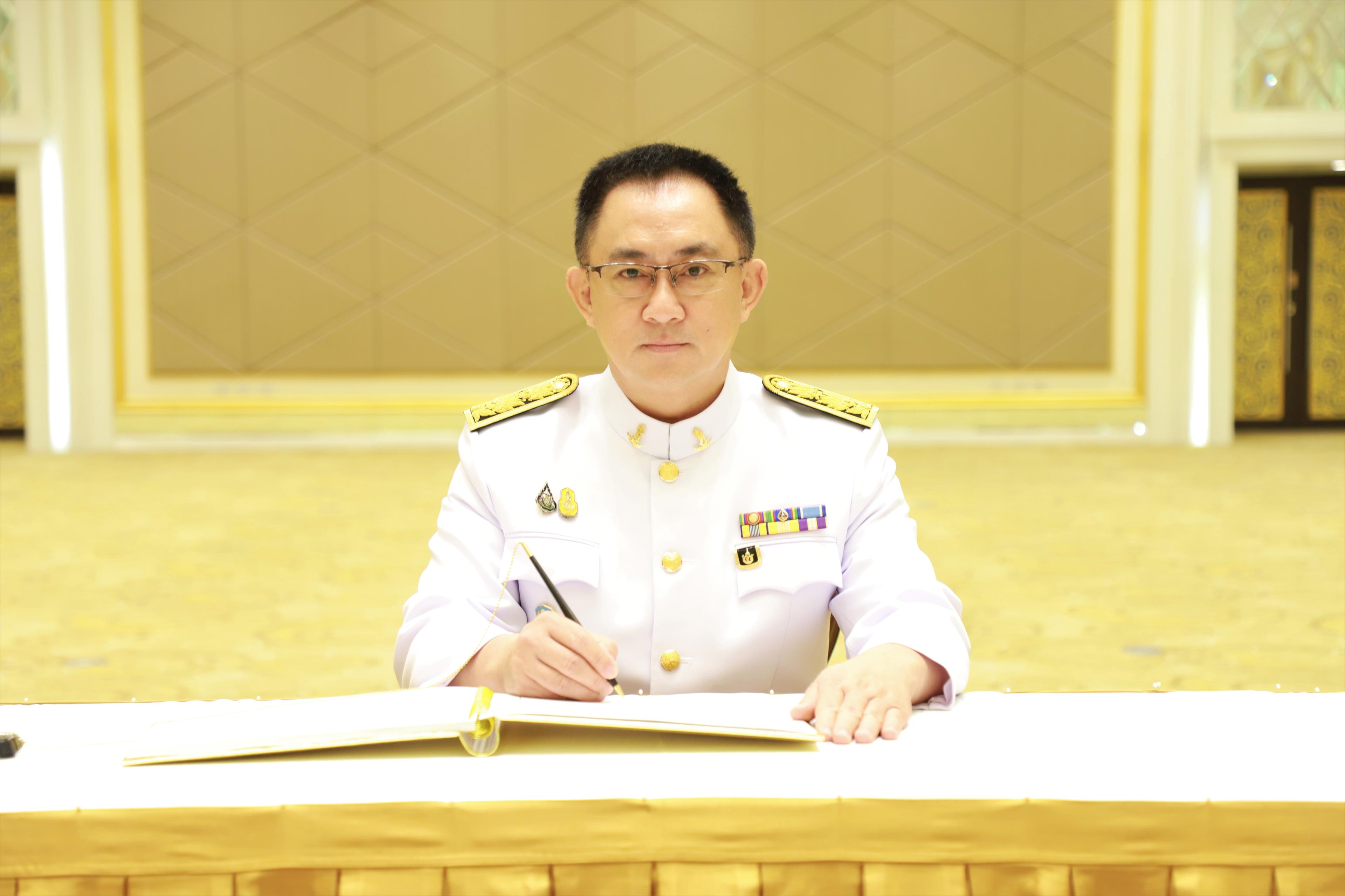 <p><strong>นายพูนพงษ์&nbsp; นัยนาภากรณ์ (ผอ.สนค.) พร้อมด้วยข้าราชการในสังกัด เข้าร่วมพิธีถวายสัตย์ปฏิญาณเพื่อเป็นข้าราชการที่ดีและพลังของแผ่นดิน และลงนามถวายพระพรชัยมงคล เนื่องในโอกาสวันเฉลิมพระชนมพรรษาพระบาทสมเด็จพระเจ้าอยู่หัว 28 กรกฎาคม 2566</strong></p>

<p>&nbsp; &nbsp; &nbsp; &nbsp; &nbsp; &nbsp; &nbsp; &nbsp; &nbsp; &nbsp; &nbsp;นายพูนพงษ์&nbsp; นัยนาภากรณ์ ผู้อำนวยการสำนักงานนโยบายและยุทธศาสตร์การค้า พร้อมด้วยข้าราชการในสังกัด เข้าร่วมพิธีถวายสัตย์ปฏิญาณเพื่อเป็นข้าราชการที่ดีและพลังของแผ่นดิน และลงนามถวายพระพรชัยมงคล เนื่องในโอกาสวันเฉลิมพระชนมพรรษาพระบาทสมเด็จพระเจ้าอยู่หัว 28 กรกฎาคม 2566 ห้องบุรฉัตรไชยากร ชั้น 4 สำนักงานปลัดกระทรวงพาณิชย์ โดยมี นายจุรินทร์ ลักษณวิศิษฏ์ รองนายกรัฐมนตรีและรัฐมนตรีว่าการกระทรวงพาณิชย์ เป็นประธานในพิธี<img src="http://uploads.tpso.go.th/image-20230727151052-1.jpeg"/><img src="http://uploads.tpso.go.th/image-20230727151126-2.jpeg"/></p>

<p><img src="http://uploads.tpso.go.th/image-20230727151141-3.jpeg"/></p>

<p><img src="http://uploads.tpso.go.th/image-20230727151150-4.jpeg"/></p>

<p>&nbsp;</p>

<p>&nbsp;</p>
