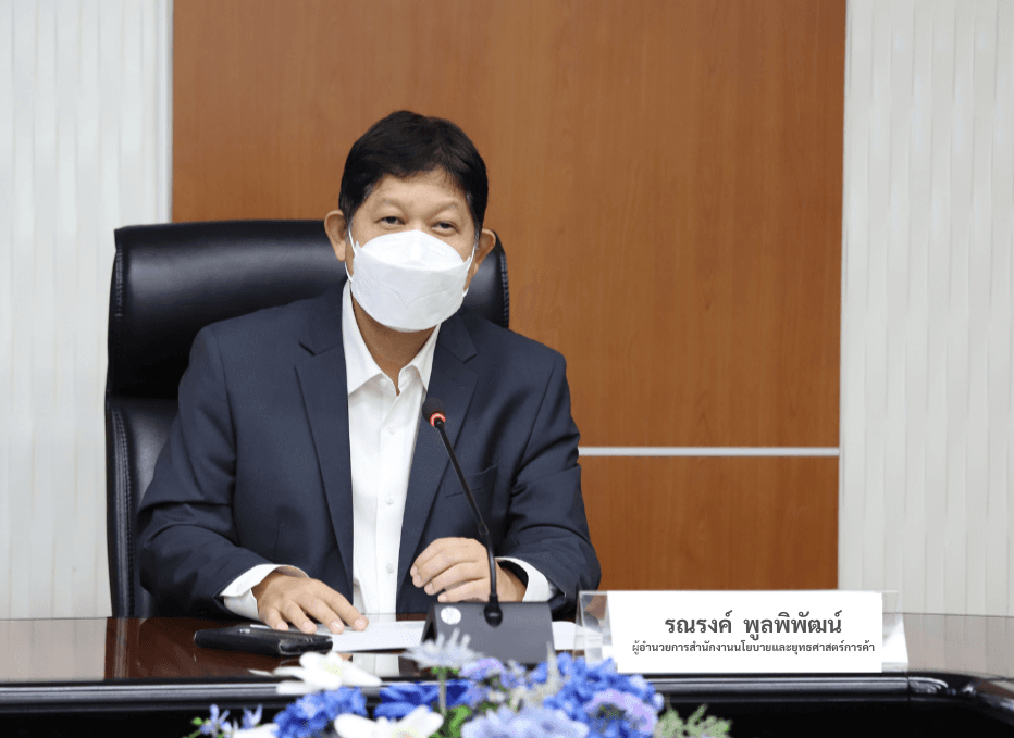 <p>&nbsp; &nbsp; &nbsp; นายรณรงค์ พูลพิพัฒน์ ผู้อำนวยการสำนักงานนโยบายและยุทธศาสตร์การค้า (สนค.) กล่าวว่า ปัจจุบันวิถีการบริโภคของประชาชน ได้ปรับเปลี่ยนไปตามกระแสของสังคมและเศรษฐกิจ การพัฒนาเทคโนโลยีและนวัตกรรมอาหาร มีการนำแหล่งสารอาหารที่มีประโยชน์มาพัฒนาเป็นอาหารในรูปแบบใหม่ ๆ ที่เพื่อตอบสนองความต้องการของผู้บริโภคเฉพาะกลุ่ม เช่น อาหารสำหรับกลุ่มผู้รักสุขภาพ อาหารเกษตรอินทรีย์ (Organic Food) หรืออาหารคลีน (Clean Food) อาหารจากพืช (Plant-based Food) อาหารวีแกน (Vegan) และอาหารคีโต (Keto) รวมทั้งอาหารที่ผลิตจากโปรตีนทางเลือก เช่น แมลง ซึ่งจัดอยู่ในกลุ่มอาหารใหม่ (Novel Food) โดยปัจจุบันอาหารหรือขนมที่มีส่วนประกอบของแมลง เริ่มได้รับความนิยมเนื่องจากมีคุณค่าทางสารอาหารจำนวนมากมีโปรตีนสูงไม่แพ้โปรตีนจากเนื้อสัตว์หลัก รวมทั้งมีแร่ธาตุ แคลเซียม ไฟเบอร์ วิตามินสูง และไขมันต่ำ</p>

<p>&nbsp;ปัจจุบันตลาดแมลงทั่วโลกมีมูลค่ามากกว่า 400 ล้านเหรียญสหรัฐ โดยคาดว่าในปี 2570 มูลค่าการตลาดของอาหารโปรตีนจากแมลงจะสูงถึง 2,067.9 ล้านเหรียญสหรัฐ<sup>1</sup>&nbsp; ทั้งนี้ ประเทศไทยสามารถผลิตแมลงเศรษฐกิจได้มากกว่า 7,000 ตันต่อปี<sup>2</sup>&nbsp;และมีฟาร์มเลี้ยงจำนวนมาก โดยเฉพาะจิ้งหรีด ซึ่งเป็นแมลงที่มีการเพาะเลี้ยงมากกว่า 23,000 ฟาร์ม จากสถิติการส่งออกในปี 2564 ปริมาณการส่งออกแมลงและอาหารแปรรูปที่ทำจากแมลง มีจำนวน 575 ตัน คิดเป็นมูลค่า1.5 ล้านเหรียญสหรัฐ มีอัตราการขยายตัวสูงถึง 96.27% โดยตลาดส่งออกของไทย 5 อันดับแรกคือ กัมพูชา คิดเป็นสัดส่วน 47.80% สหรัฐอเมริกา สัดส่วน 26.07% ญี่ปุ่น สัดส่วน 12.28% เมียนมา สัดส่วน 4.69% และฮ่องกง สัดส่วน 6.51%</p>

<p><img src="https://uploads.tpso.go.th/image-20231005111423-2.jpeg" /></p>

<p><a href="http://www.databridgemarketresearch.com/reports/global-insect-protein-market">www.databridgemarketresearch.com/reports/global-insect-protein-market</a></p>

<p>สนค. วิเคราะห์ว่าประเทศไทยมีศักยภาพสูงในการเพาะเลี้ยงและผลิตโปรตีนทางเลือกจากแมลง เนื่องจากมีสภาพภูมิอากาศที่เอื้ออำนวยต่อการเติบโตของแมลง มีเทคโนโลยีและนวัตกรรมแปรรูปอาหารที่ทันสมัยนอกจากนี้ ในกระบวนการเพาะเลี้ยงและการผลิตใช้ทรัพยากรน้อยกว่าสัตว์อื่นๆ เนื่องจากวงจรการเติบโตของแมลงมีระยะสั้น จึงก่อให้เกิดมลพิษต่อสิ่งแวดล้อมจำนวนน้อย และเกิดแก๊สมีเทนที่จะสร้างปัญหาต่อก๊าซเรือนกระจกต่ำ</p>

<p>ปัจจุบันไทยสามารถผลิตแมลงเศรษฐกิจได้เกือบ 200 ชนิด แต่แมลงที่เป็นที่นิยมมากในการผลิต คือ จิ้งหรีด นอกจากนี้สหภาพยุโรปได้อนุมัติแมลงเศรษฐกิจชนิดอื่น เช่น หนอนนก (Mealworms) และตั๊กแตน (European locust) ให้เป็นอาหารสำหรับการบริโภคได้ ซึ่งเป็นโอกาสที่เกษตรกรผู้เลี้ยงสามารถเพาะขยายพันธุ์ เพื่อการส่งออก และเป็นวัตถุดิบในอุตสาหกรรมแปรรูปอาหาร อาทิ อาหารสำเร็จรูป ขนมขบเคี้ยว อาหารเพื่อสุขภาพ และอาหารเสริมโปรตีน รวมทั้งเป็นวัตถุดิบในอุตสาหกรรมการผลิตอาหารสัตว์ เพื่อขยายฐานการผลิตและเพิ่มมูลค่าสินค้าทางการเกษตร</p>

<p>นายรณรงค์ พูลพิพัฒน์ กล่าวเพิ่มเติมว่า มูลค่าตลาดของอาหารแห่งอนาคต มีแนวโน้มเพิ่มขึ้นอย่างต่อเนื่อง นับเป็นโอกาสของเกษตรกรรายย่อยที่จะเพาะเลี้ยง และพัฒนาการเลี้ยงแมลงให้มีคุณภาพมาตรฐานสากล เพื่อส่งออกไปยังตลาดต่างประเทศ รวมทั้งเป็นโอกาสของอุตสาหกรรมอาหารแปรรูปของไทยในการสร้างมูลค่าเพิ่มจากการผลิตอาหารโปรตีนทางเลือกจากแมลง ที่จะต้องอาศัยความร่วมมือจากภาครัฐและภาคเอกชนในการพัฒนาและส่งเสริมการเพาะเลี้ยงแมลงที่มีคุณภาพ ปลอดภัย รวมทั้งพัฒนานวัตกรรมและเทคโนโลยีการแปรรูปอาหารซุปเปอร์ฟู้ดเพื่อตอบโจทย์ความต้องการของตลาดในประเทศและต่างประเทศ ตลอดจนเป็นการสร้างมูลค่าเพิ่มให้แก่สินค้าเกษตร และสร้างรายได้ให้แก่เศรษฐกิจฐานรากของประเทศ</p>

<p><sup>1</sup>&nbsp;<a href="http://www.databridgemarketresearch.com/reports/global-insect-protein-market">www.databridgemarketresearch.com/reports/global-insect-protein-market</a></p>

<p><sup>2</sup>&nbsp;สำนักงานเกษตรและอาหารแห่งชาติ (มกอช.)<img src="https://uploads.tpso.go.th/image-20231005111523-3.jpeg" style="height:800px; width:1200px" /></p>

<p><img src="https://uploads.tpso.go.th/image-20231005111552-4.jpeg" style="height:800px; width:1200px" /></p>

<p>ไฟล์อัพโหลด:&nbsp;<a href="https://uploads.tpso.go.th/aahaaroprtiinthaangeluuekcchaakaemlng.pdf" target="_blank">aahaaroprtiinthaangeluuekcchaakaemlng.pdf</a></p>
